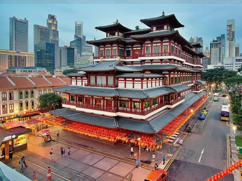 Buddha Tooth Relic Temple in Chinatown Singapore β Tang dynasty architectural style with red and gold facade